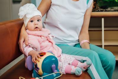 Новосибирские врачи спасли младенца с редким и тяжелым заболеванием