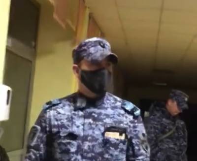 В Челябинске на скандальный избирательный участок в школе № 118 ночью вызвали Росгвардию