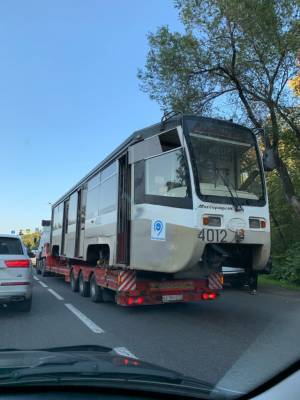 Под Кемеровом сняли на фото грузовик с подержанным трамваем из Москвы