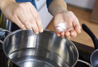 Роспотребнадзор посоветовал отказаться от соли во время готовки