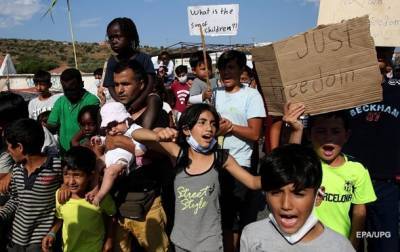 В Греции сотни беженцы из сгоревшего лагеря устроили акцию протеста