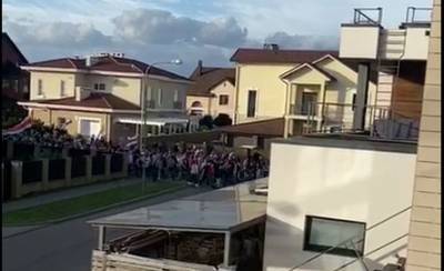 В Дроздах возле дома Ярмошиной демонстрантов обстреляли светошумовыми гранатами — видео