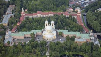 Сотрудник Александро-Невской Лавры забрался с ножом на крышу монастыря