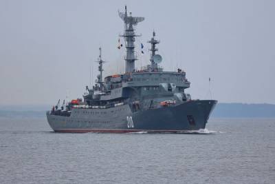 Корабль ВМФ России «Смольный» держит курс в Средиземное море