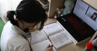 В Минздраве выяснили, что дистанционное обучение подорвало здоровье 80% российских школьников
