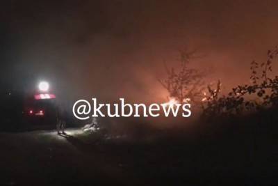 В Краснодарском крае горела несанкционированная свалка на площади около 1 га