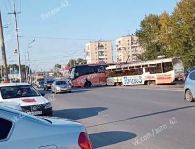 В Кемерове момент столкновения трамвая и автобуса попал на видео