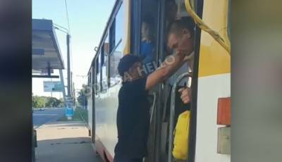 В одесском трамвае мужчины устроили разборки с пенсионерами, видео: "вломил и высадил"