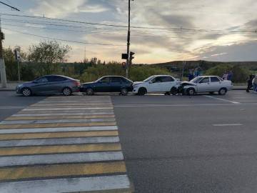 Девушка на «десятке» протаранила три автомобиля в Липецке