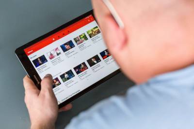 Треть россиян смотрят YouTube на работе