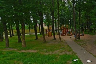 Игровую площадку в псковском парке на улице Гущина заменят на новую