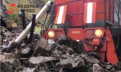 На КБЖД поезд с туристами попал под камнепад
