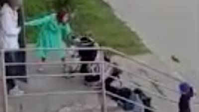 В Челябинске пьяная мать упала с лестницы с детской коляской
