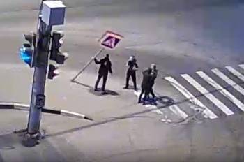 В Вологде хулиганы сломали дорожный знак