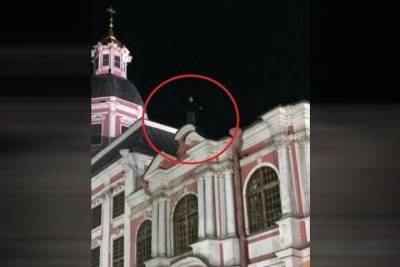 На крыше Александро-Невской лавры 11 часов стоит мужчина с ножом