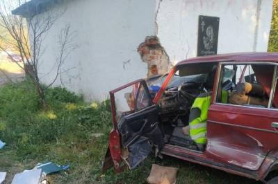 Смертельное ДТП на Закарпатье: Легковушка врезалась в остановку общественного транспорта