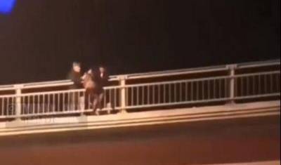 В Тюмени двое мужчин пытались спасти девушку, повисшую на Пермяковском мосту