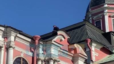 Лавр Александро-Невская - Очевидцы сняли на видео мужчину, который забрался на крышу Александро-Невской Лавры с ножом - piter.tv - Санкт-Петербург