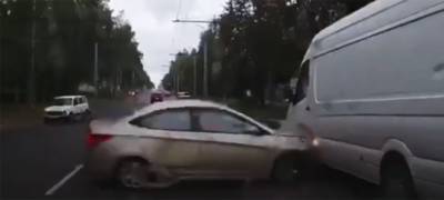 "Легковушку" после столкновения с внедорожником выбросило на встречку на проспекте в Петрозаводске (ВИДЕО)