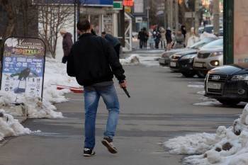 Житель Вологды проверял на улице, как стреляет новенький пистолет