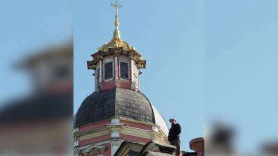 Послушник с ножом 11 часов сидит на крыше петербургского монастыря