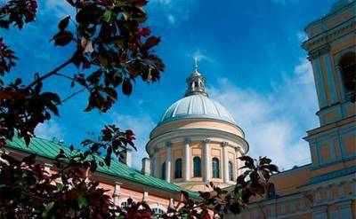 Неизвестный мужчина забрался на крышу одного из зданий Александро-Невской лавры в Петербурге и отказывается спускаться