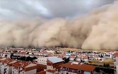 На Анкару обрушилась песчаная буря (ВИДЕО)