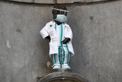 Курьез: на скульптуру «Писающий мальчик» в Брюсселе надели защитную маску и халат (ФОТО)