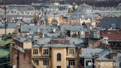 Мужчина забрался на крышу Александро-Невской лавры