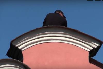 Человек с ножом устроил акцию на крыше Александро-Невской Лавры