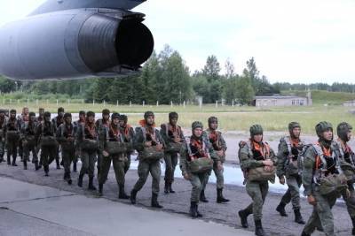 300 псковских военных в полной боеготовности отправились в Беларусь