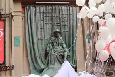 Памятник Евгению Вахтангову открыли на Арбате в столице