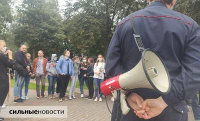 Студенты БелГУТа вышли поддержать задержанного преподавателя Евгения Маликова, администрация просит всех разойтись