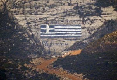 Греки нарисовали на острове флаг, который виден из Турции