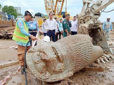 В столице Камбоджи найден каменный лев - polit.ru - Камбоджа - Пномпень