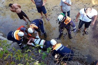 В Сочи пенсионер на иномарке рухнула в реку с двухметровой высоты