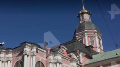 В Петербурге мужчина залез на крышу Александро-Невской Лавры
