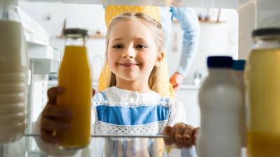 Диетолог рассказала об опасности соков в пакетах для детей