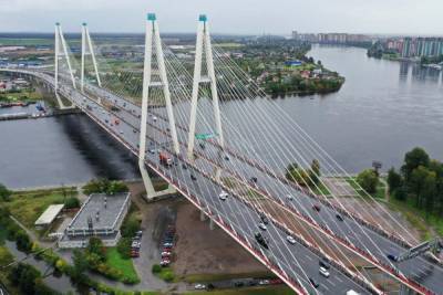 Петербургские водители неделю будут собирать пробки на вантовом мосту