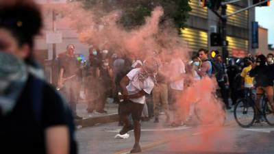 В США вновь вспыхнули уличные протесты после смерти мужчины от рук полицейского