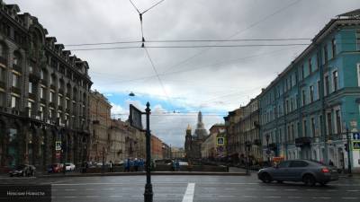 Камеры засняли внезапную смерть петербуржца на тротуаре Невского проспекта