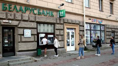 Жители Белоруссии в августе забрали из банков $1 млрд