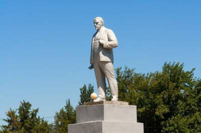 Под Житомиром активисты нашли два памятника Ленину