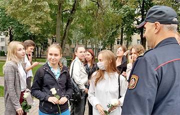 Гомельчане вышли к зданию БелГУТ на акцию солидарности