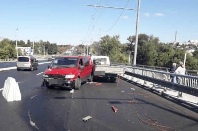 В Харькове на мосту пьяный водитель сбил двух ремонтников
