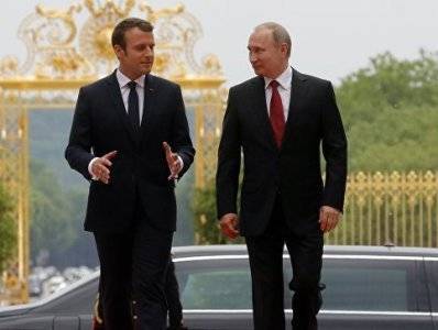 Макрон заявил Путину, что Франция разделяет выводы ЕС об отравлении Алексея Навального