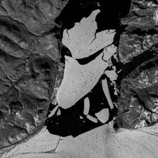 Крупнейший ледник Гренландии раскололся. Всему виной изменение климата