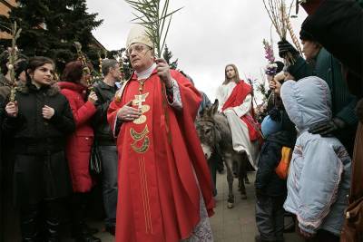 Паспорт главы католиков Беларуси признали недействительным