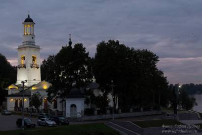В Петербурге послушник Александро-Невской лавры больше 10 часов просидел на крыше с ножом