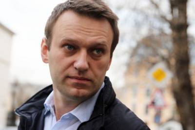 Навальный начал вставать с кровати